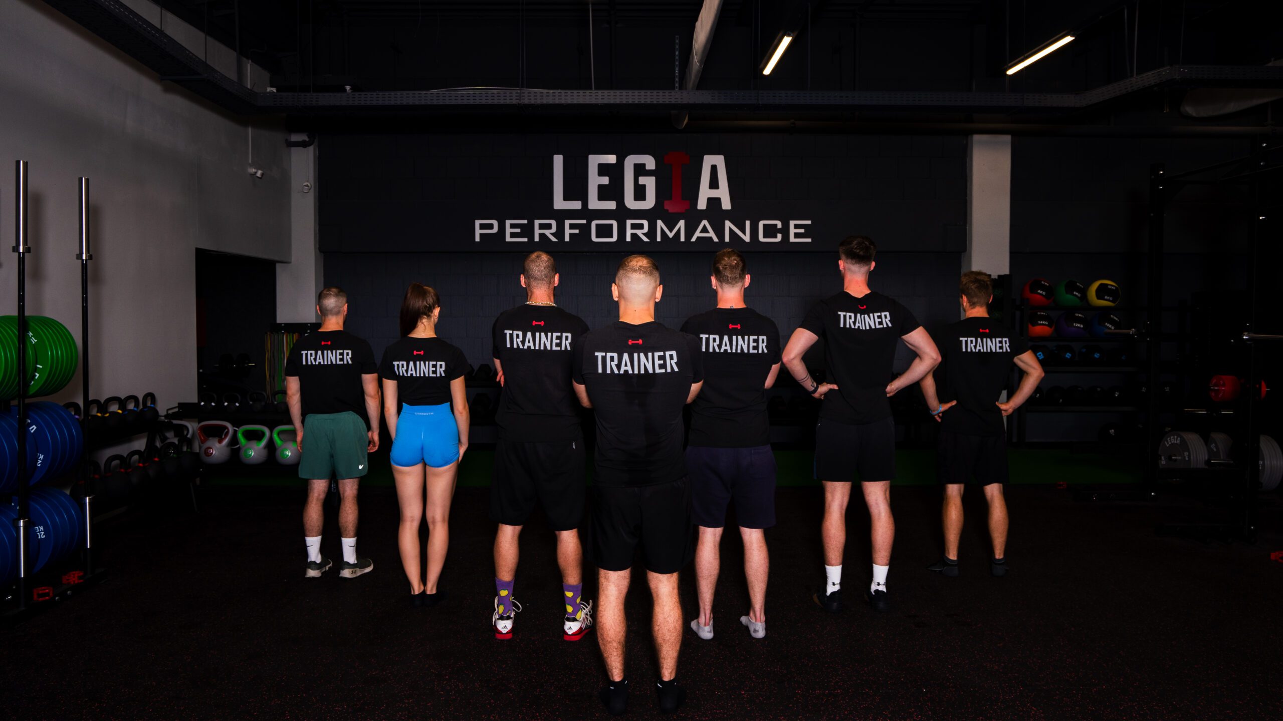 Tím profesionálnych fitness trénerov Legia Fitness v Petržalke pripravených na individuálne tréningy.